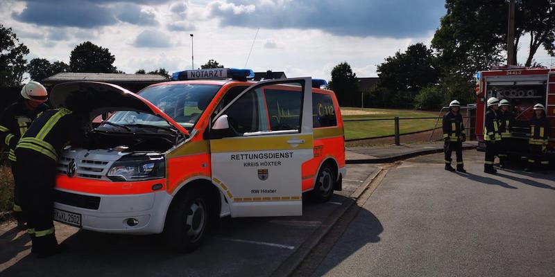 Notarzteinsatzfahrzeug in Fürstenberg gerät in Brand 